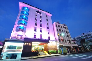 Front of property – evening/night - BP Grand Suite Hotel (Hat Yai)