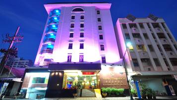 Vista frontal de la propiedad por la tarde o noche