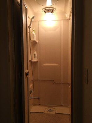 Shower, rainfall showerhead, free toiletries, bathrobes - The Red Ski House (Kutchan)