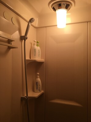 Shower, rainfall showerhead, free toiletries, bathrobes - The Red Ski House (Kutchan)