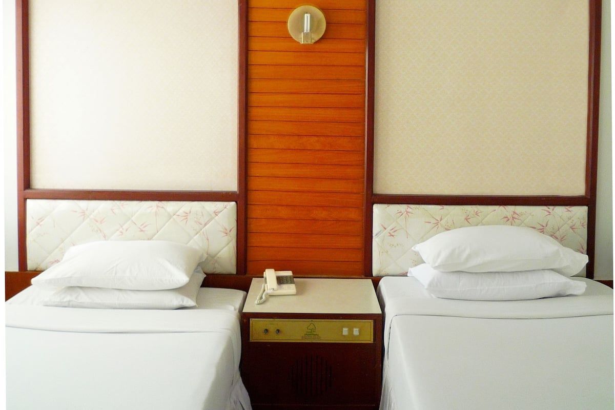 Twin Room | Een minibar, een bureau, gratis wifi