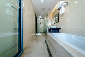 Premier Garden Spa | Bathroom | Combined shower/tub, jetted tub, free toiletries, towels - The Shimpang Spa & Pool Villa (Seogwipo)
