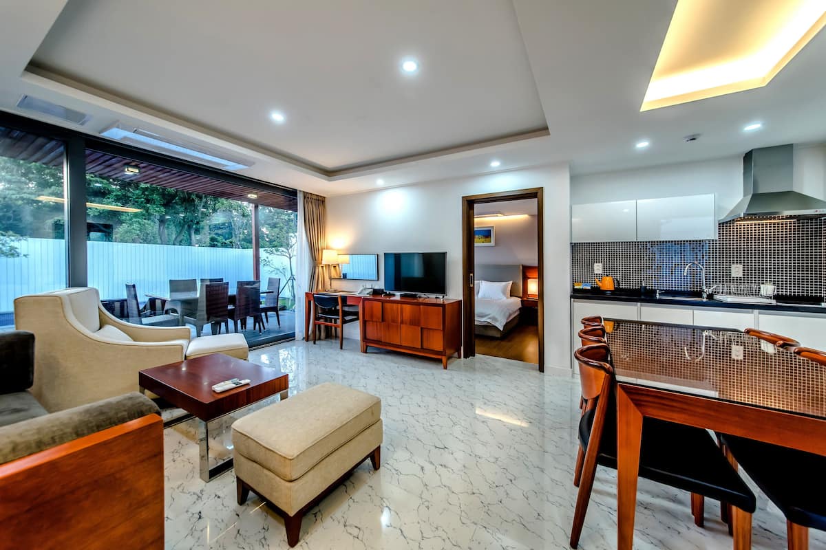 Platinum Pool Villa (1 Queen, 1 Double, 1 Single) | Living area | LED TV