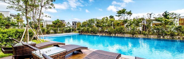 4 piscines couvertes, piscine extérieure