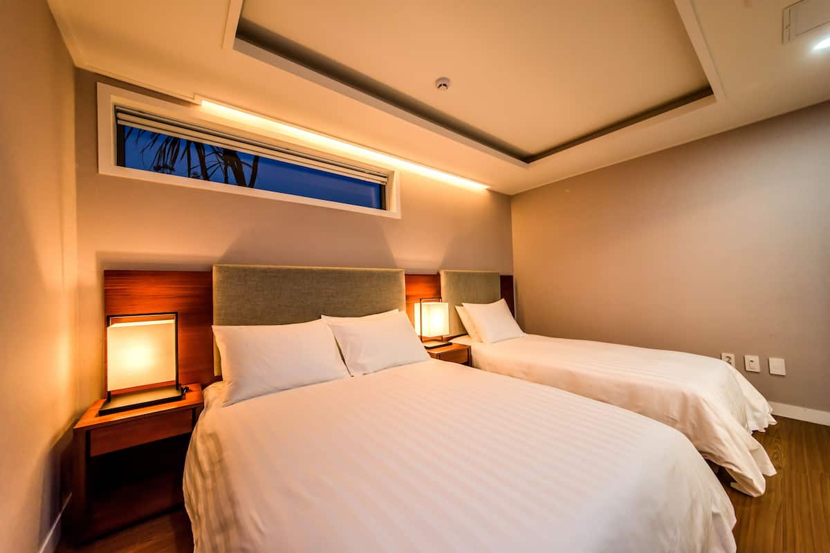 Premier Garden Spa | Desk, free WiFi