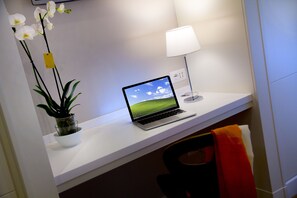 Dubbelrum eller tvåbäddsrum | Minibar, värdeförvaringsskåp på rummet, skrivbord och ljudisolering