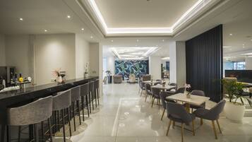 Bar (trong khuôn viên)