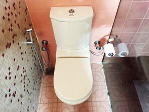 スタンダード ダブルまたはツインルーム ダブルベッド 1 台 専用バスルーム | バスルーム
