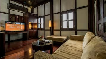 Two-Bedroom Villa | Coin séjour | Télévision à écran plat