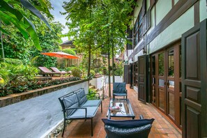 Two-Bedroom Villa | Hiên