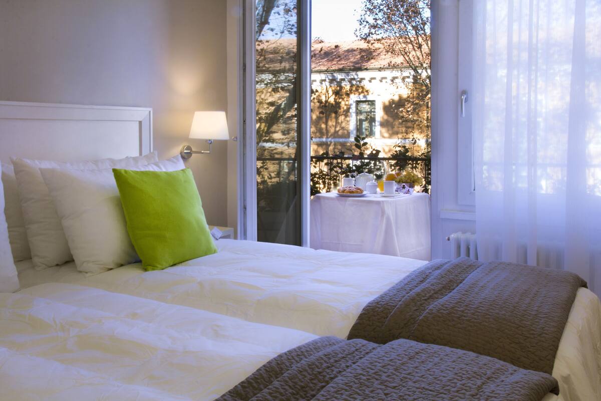 Camera doppia | Biancheria da letto di alta qualità, minibar, una cassaforte in camera