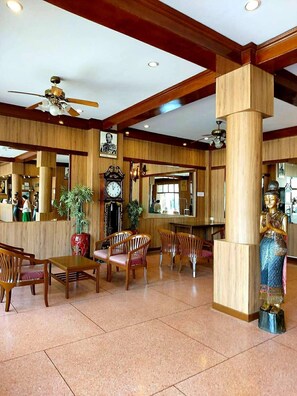 Lobby sitting area - Suriwong Chumphon Hotel (Chumphon)