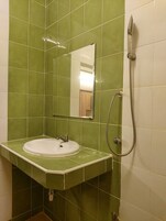 Double Fan Room | Banheiro | Chuveiro