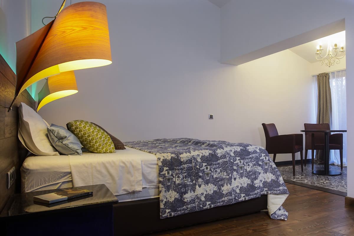 Deluxe Suite, 1 King Bed, Private Bathroom, Mountain View