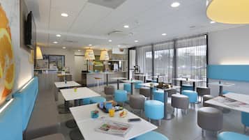 Desayuno buffet (EUR 10 por persona)