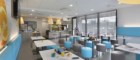 Petit déjeuner buffet (10 EUR par personne)