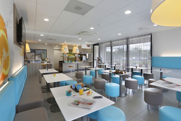 Petit déjeuner buffet (10 EUR par personne)