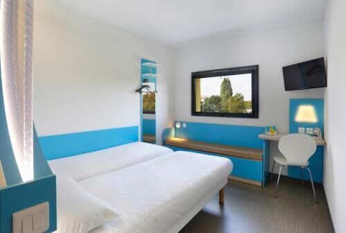 Desk, soundproofing, free WiFi, bed sheets