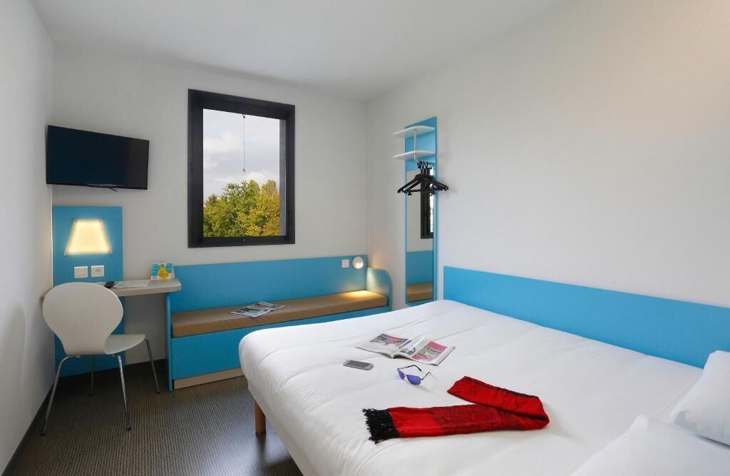 Desk, soundproofing, free WiFi, bed sheets