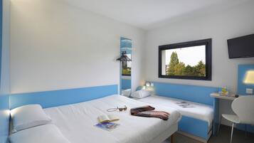 Standaard driepersoonskamer | 1 slaapkamer, een bureau, geluiddichte muren, gratis wifi