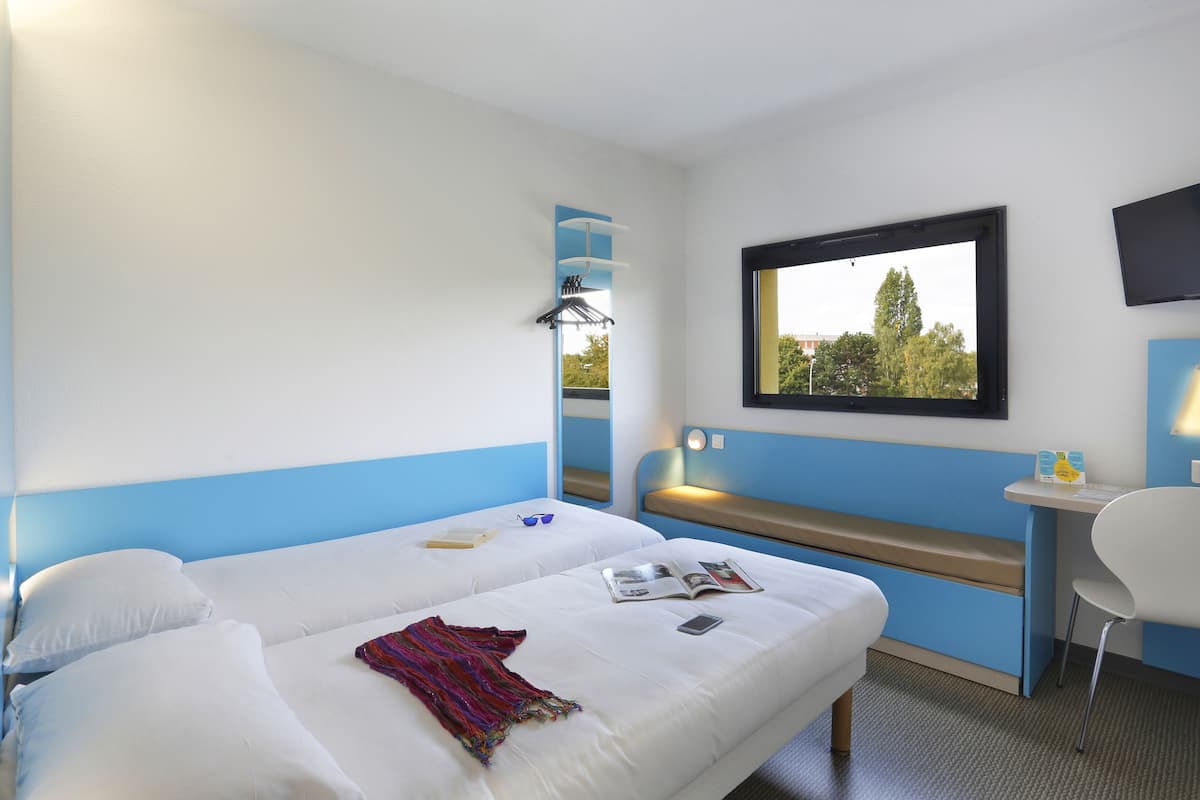 standard twin room | 1 bedroom, desk, soundproofing, free wifi