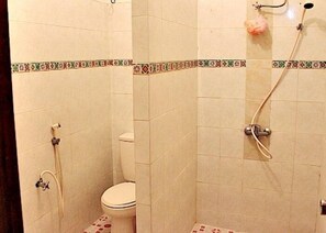 Family Villa, 5 Bedrooms | Bathroom | Shower - De Goti Dago Pakar (Bandung)