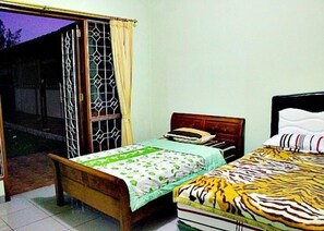Family Villa, 5 Bedrooms | 5 bedrooms, desk - De Goti Dago Pakar (Bandung)