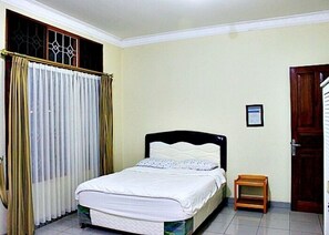 Family Villa, 5 Bedrooms | 5 bedrooms, desk - De Goti Dago Pakar (Bandung)