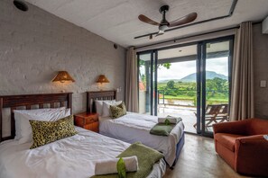 Zweibettzimmer | Individuell dekoriert, individuell eingerichtet, Schreibtisch