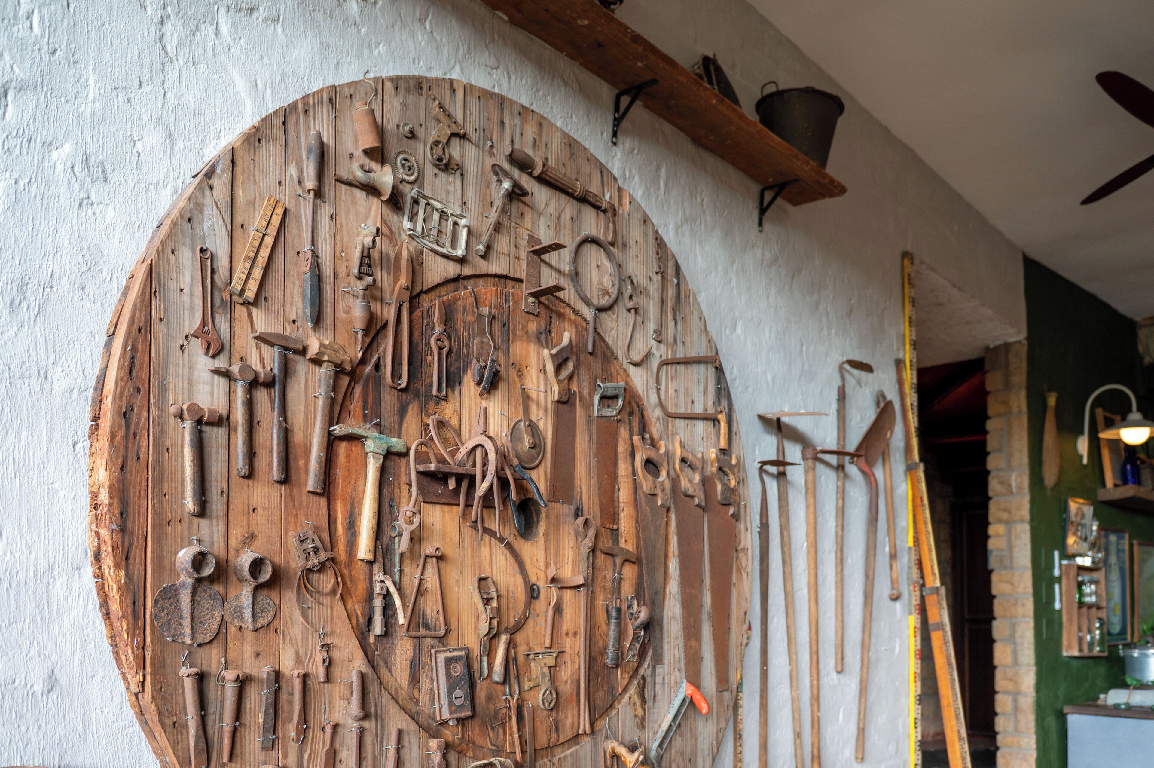 Een ronde houten wand met verschillende gereedschappen en apparatuur.