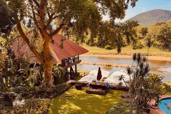 Una piscina al aire libre