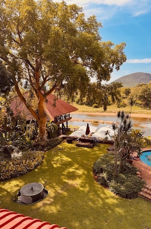 Una piscina al aire libre