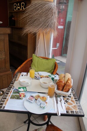 Desayuno buffet diario (EUR 12 por persona)