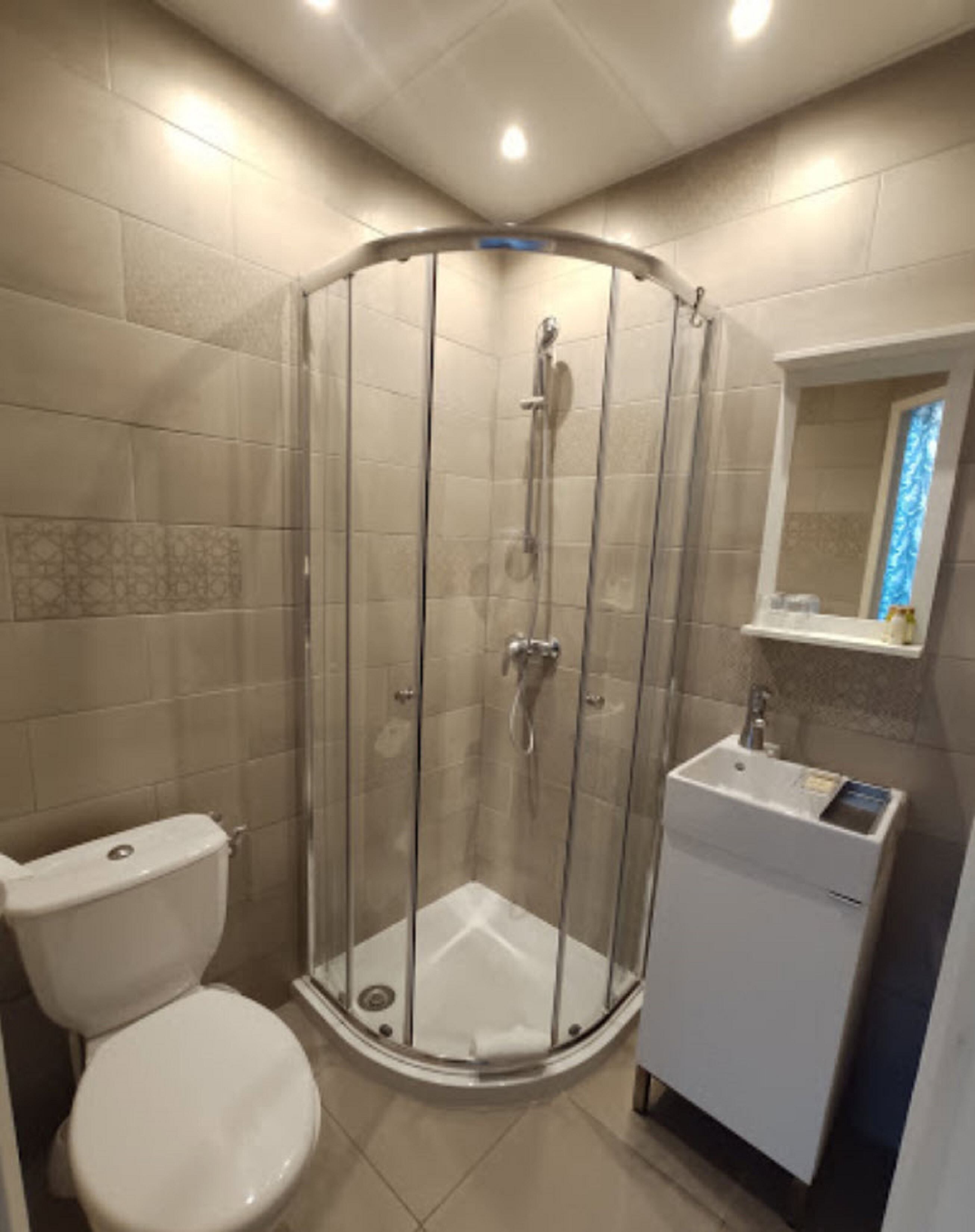 shower, free toiletries, hair dryer, towels