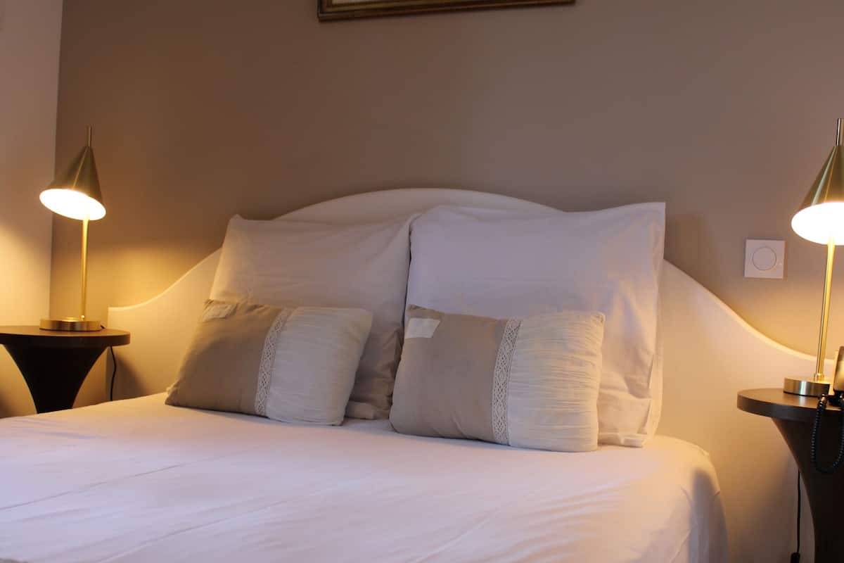 Egyptian cotton sheets, premium bedding, pillow-top beds, desk