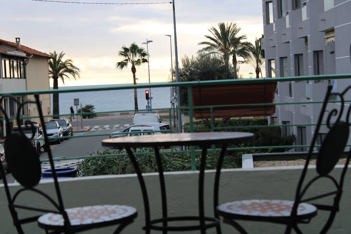 Egyptian cotton sheets, premium bedding, pillow-top beds, desk