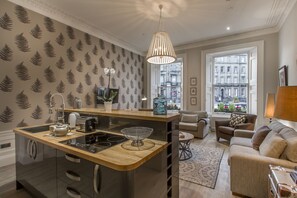 King Suite | Private kitchen | Fridge, stovetop, coffee/tea maker, electric kettle - Haymarket Apartments (Edinburgh)