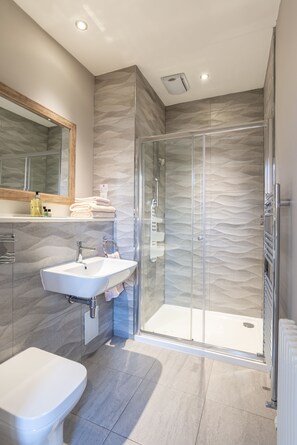 One Bedroom Suite 1 | Bathroom | Shower, free toiletries, hair dryer, towels - Haymarket Apartments (Edinburgh)