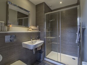 Suite junior | Baño | Regadera, amenidades de baño gratuitas, secadora de cabello, toallas