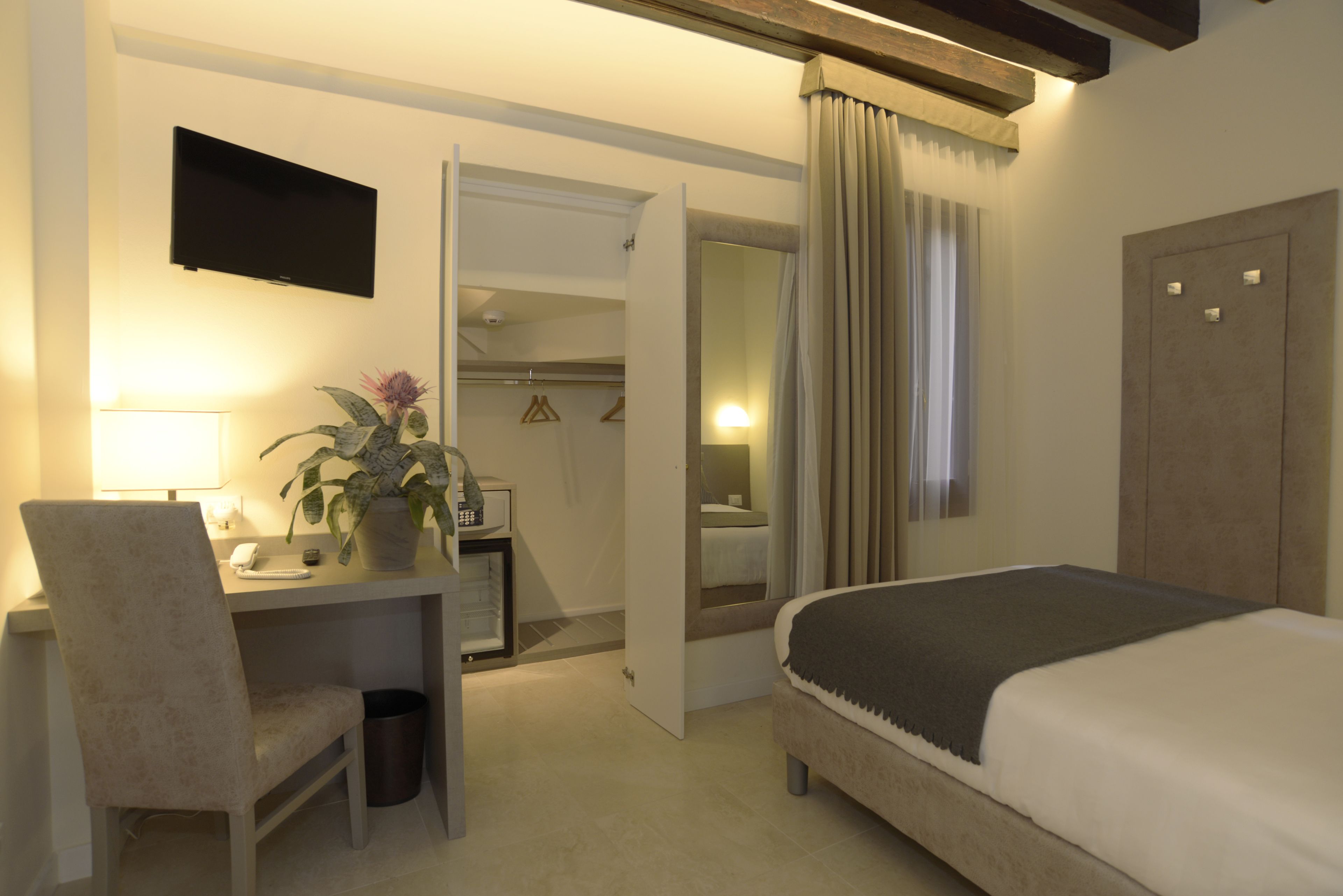 economy double room, 1 large single bed | down duvets, in-room safe, desk, free wifi