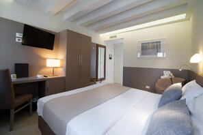 Habitación clásica doble | Edredones de plumas, caja fuerte, wifi gratis y ropa de cama