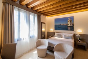 Doppia Superior | Copriletto in piuma, una cassaforte in camera, una scrivania