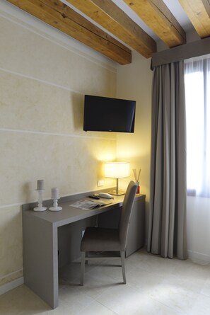 Down duvets, in-room safe, desk, free WiFi - Hotel Leone (Venice)