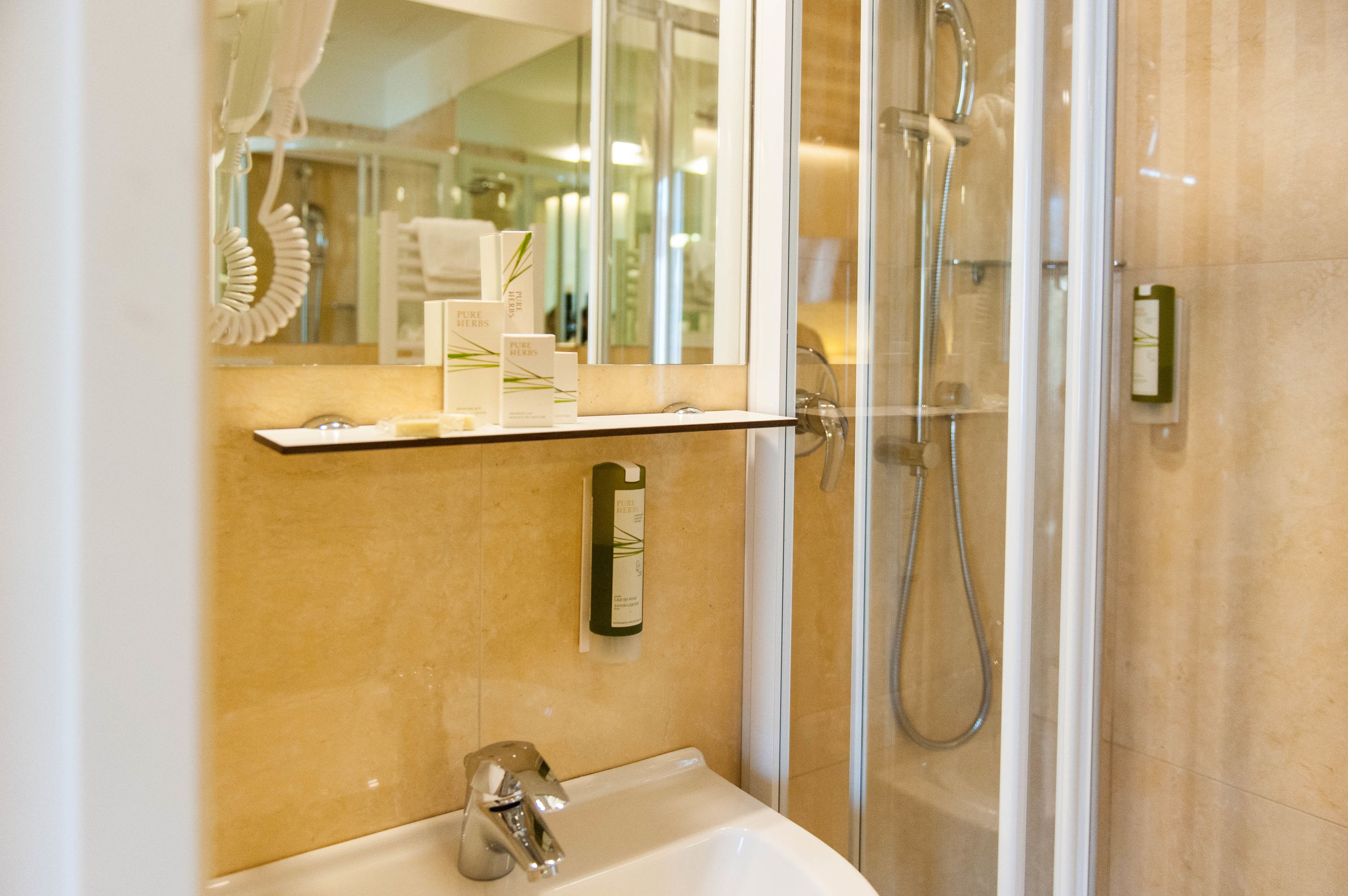 classic double room | bathroom | shower, free toiletries, hair dryer, bidet