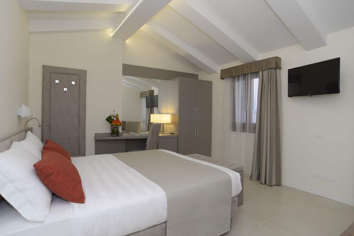 Chambre Double Classique | Couette en duvet d'oie, coffres-forts dans les chambres, bureau