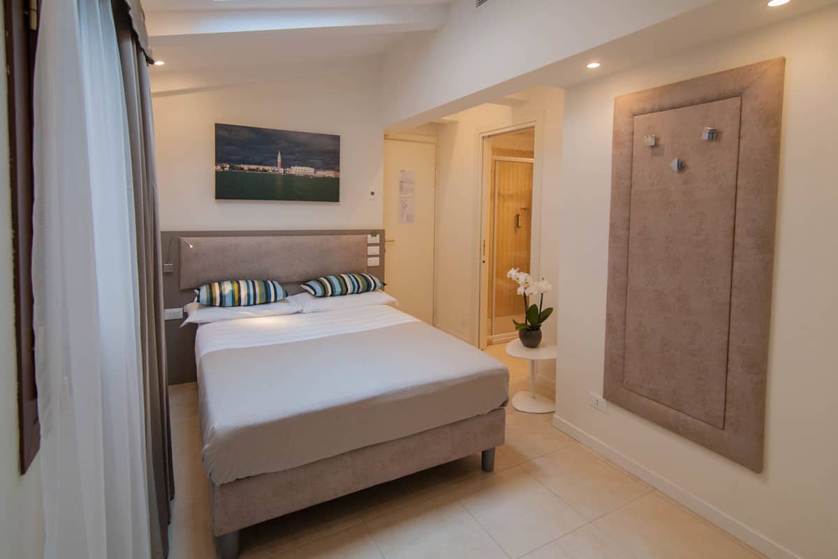 Chambre Double Ăconomique, 1 grand lit 1 place | Couette en duvet d'oie, coffres-forts dans les chambres, bureau