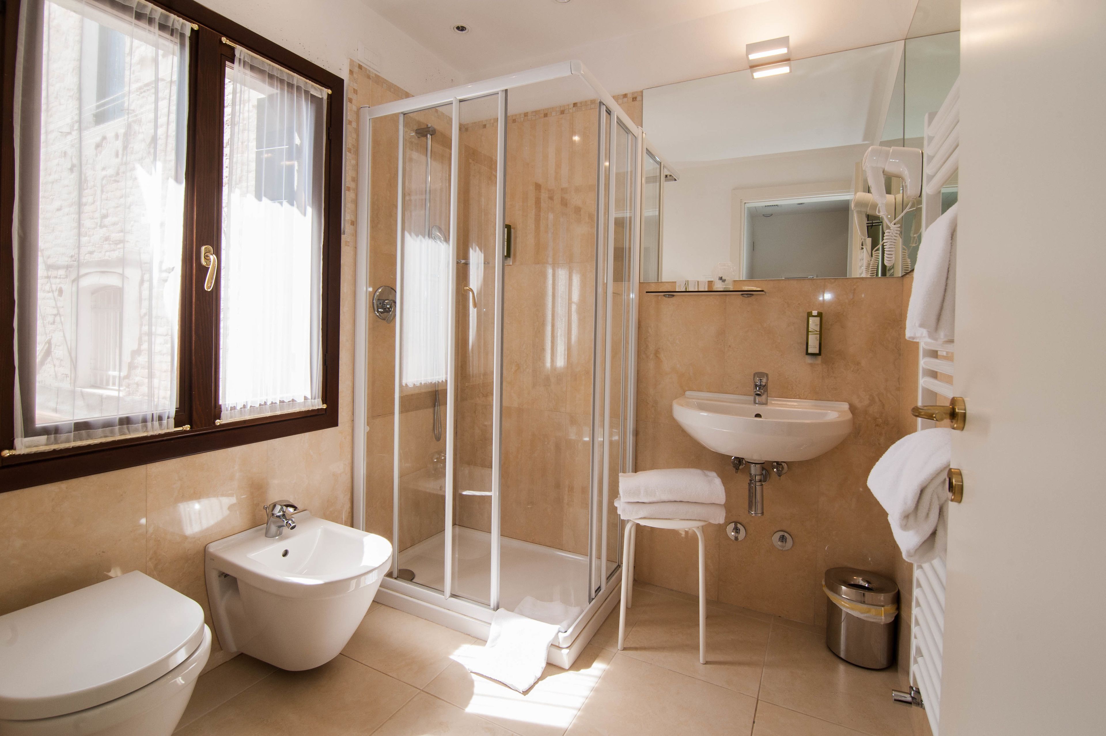 classic double room | bathroom | shower, free toiletries, hair dryer, bidet