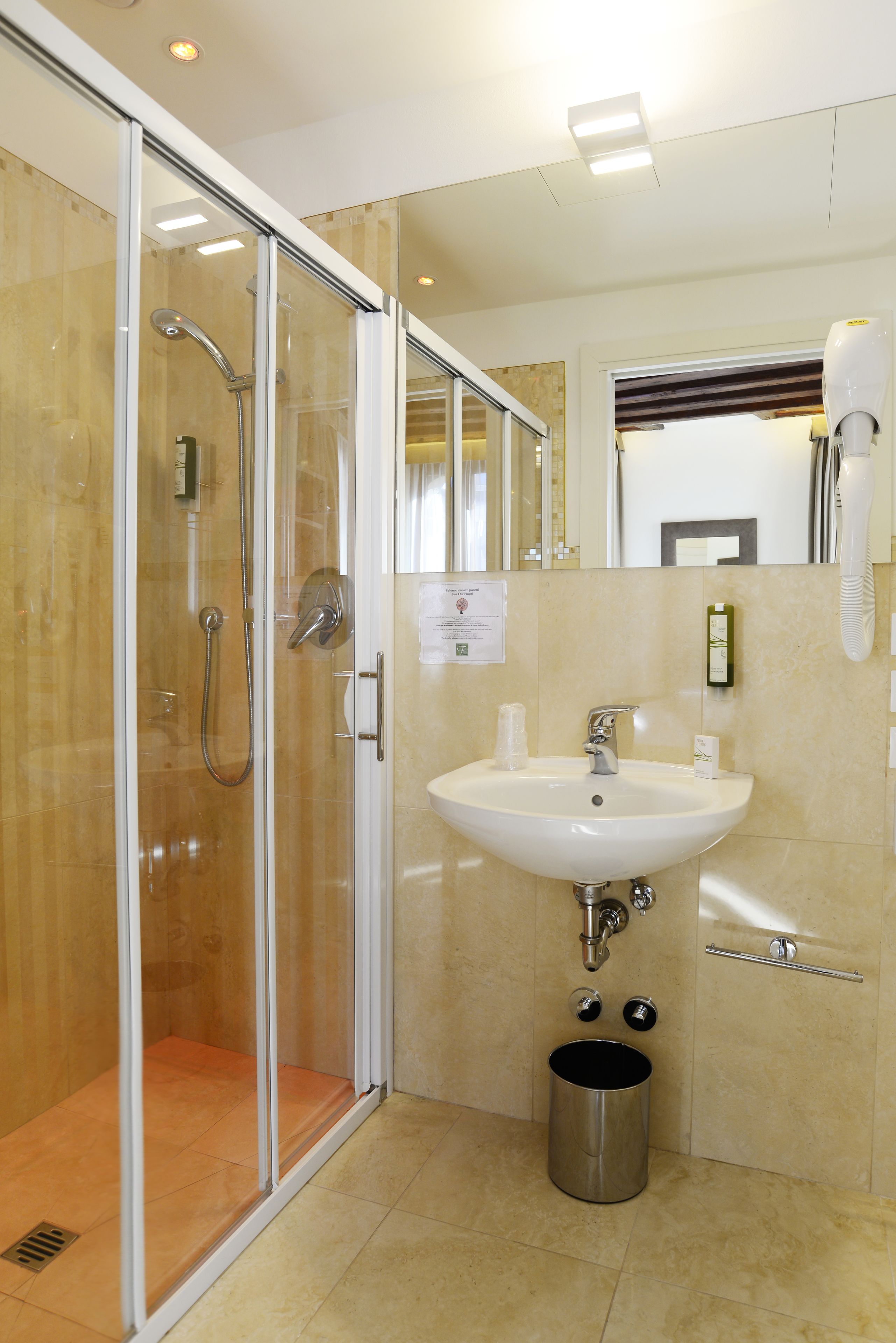 economy double room, 1 large single bed | bathroom | shower, free toiletries, hair dryer, bidet