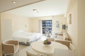 迷你吧、免费婴儿床、收费 WiFi