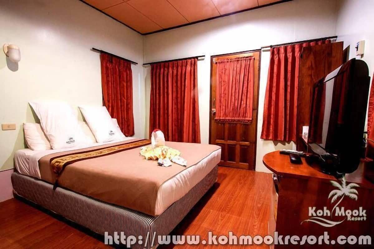 Pool Sea View bungalow (Aircon) | Minibar, desk, rollaway beds, free WiFi